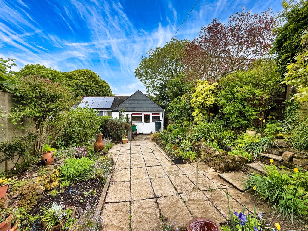 Lot: 205 - FOUR-BEDROOM HOUSE - Enclosed garden to the property